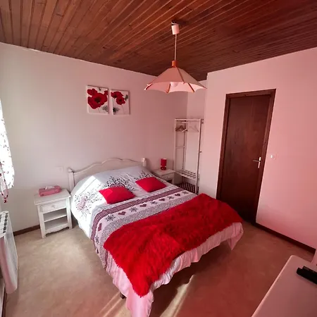 Le Domaine De L'etang De Sandanet Bed & Breakfast Issac