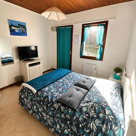 Le Domaine De L'etang De Sandanet Bed & Breakfast Issac