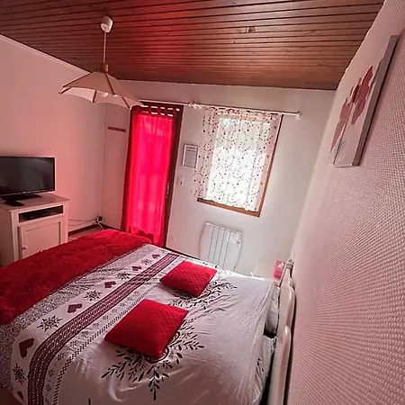 Le Domaine De L'etang De Sandanet Bed & Breakfast