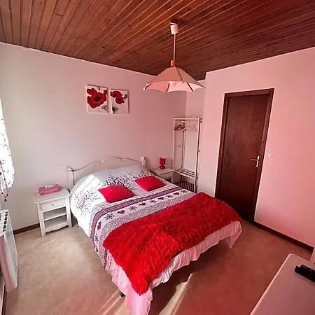 Le Domaine De L'etang De Sandanet Bed & Breakfast