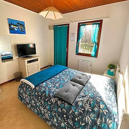 Le Domaine De L'etang De Sandanet Bed & Breakfast